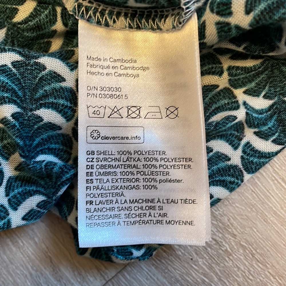Cute Top w/ Fun Pattern - Picture 5 of 5